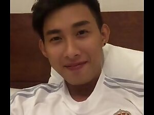 Trai đẹp khoe hàng trong khách sạn