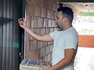 Repartidor se cobra la entrega con mi culo, me da tan duro y me preña en mi casa ¡sexo duro entre dos hombres!