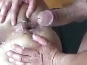 Gozada gostosa na porta e empurrada pra dentro.