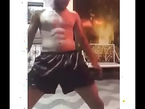 Chicos bailando en short