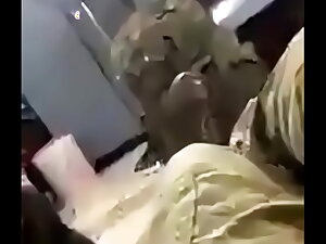 Soldado mostrando a piroca para os amigos