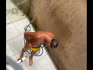 Novin dotado realiza fetiche de amigo em molhar cueca, mas foi filmado sem saber pelo amigo(COMPLETO NO RED)